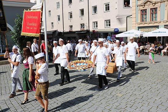 Die Bäckerinnung Rosenheim verteilte 1.000 Brezn beim Umzug zum Herbstfest Rosenheim 2019 (©Foto: Martin Schmitz)